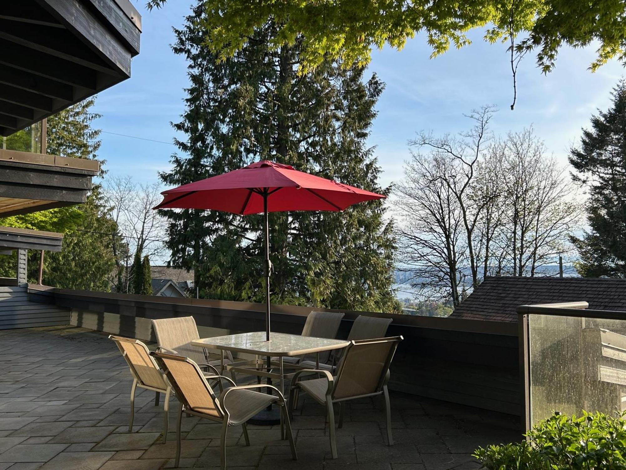 Grouse Cheerful Large Private Bedroom, Bath, Shared Deck, Pool, Hot Tub North Vancouver Exterior foto